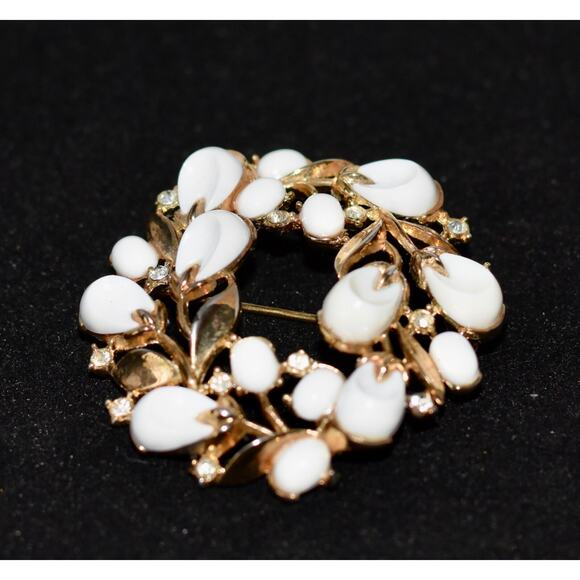 Vintage Crown TRIFARI Gold Tone & White Pebble Beach Lucite Flower Wreath Brooch - Picture 2 of 8
